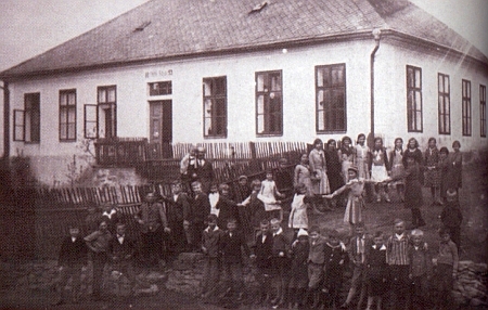 Škola ve Walddorfu (Valdorf), zaniklé vsi, odkud pocházela babička z matčiny strany, a týž záběr dnes