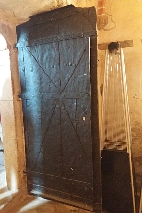 Původní dveře do sakristie, které otevíral i on