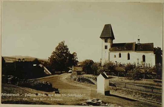 Dvě pohlednice českokrumlovského fotografa Josefa Wolfa zachycující boletický kostel
s přilehlým hřbitovem zblízka (viz i Thomas Geist)