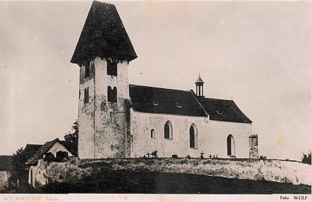 Dvě pohlednice českokrumlovského fotografa Josefa Wolfa zachycující boletický kostel
s přilehlým hřbitovem zblízka (viz i Thomas Geist)