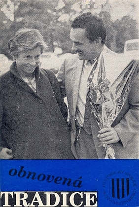 Fotografie na obálce jednoho z prvých čísel českobudějovického časopisu Obnovená Tradice zachycuje Karla s Theresou při návštěvě Hluboké nad Vltavou v říjnu roku 1990