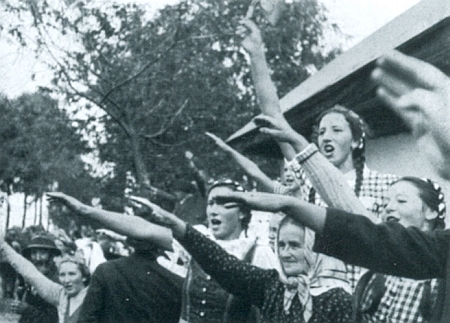 Takto vítal se slovy: Díky Bohu, že jste tady, pane generále, glöckelberský starosta Kary a jeho spoluobčané německé vojsko na podzim osudného roku 1938 (snímky z nacistické propagační publikace)