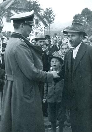 Takto vítal se slovy: Díky Bohu, že jste tady, pane generále, glöckelberský starosta Kary a jeho spoluobčané německé vojsko na podzim osudného roku 1938 (snímky z nacistické propagační publikace)