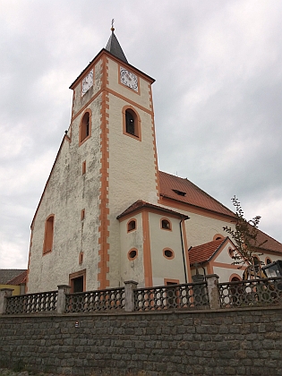 Přestavěný dům čp. 18 a kostel sv. Jakuba v Kasejovicích