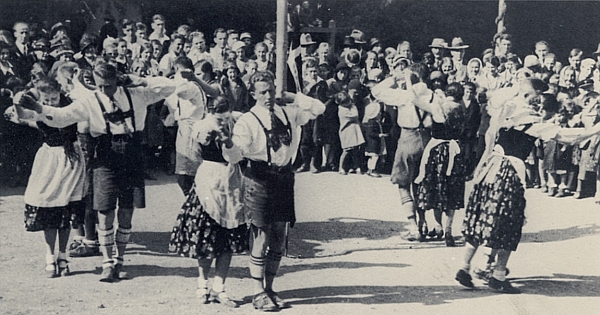 Tančící členové spolku "Wandervogel" ve vimperském městském parku