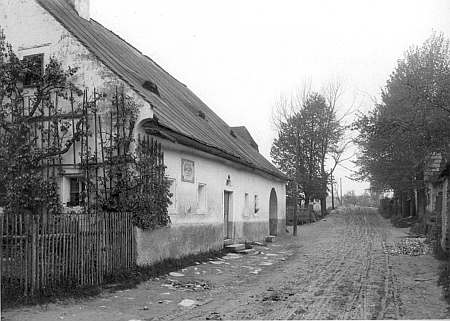 Sechterův rodný dům ve Frymburku na vzácném snímku z doby kolem roku 1900 (viz i Adolf Kraupatz)