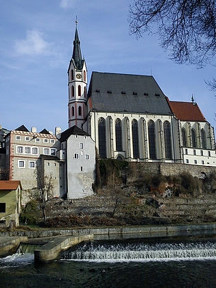 Kostel sv. Víta v Českém Krumlově (vlevo hudební škola)