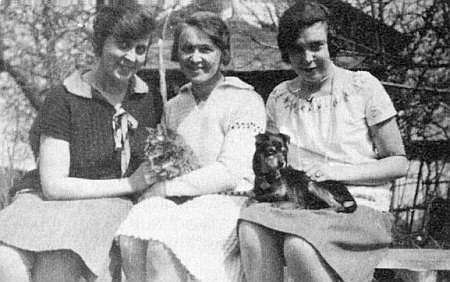 Tři dcery Kolaczekovy: zleva Constanze, Marianne
a Theodora v roce 1929