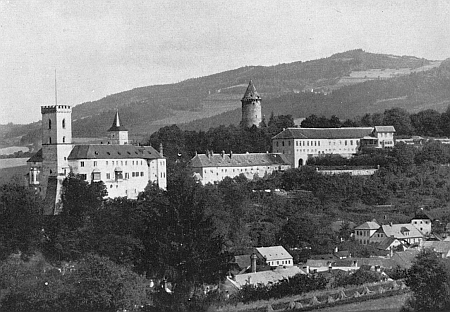 Snímek z Rožmberka nad Vltavou, zachycující mimo jiné podobu někdejší tamní židovské synagogy (viz i A. A. Sterns)