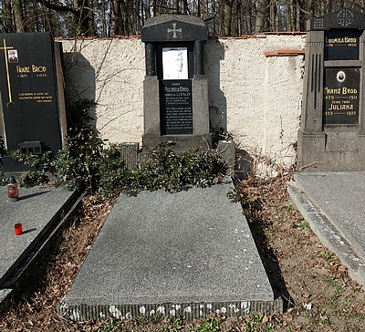 Tři hroby příslušníků rodiny Brodovy na dobrovodském hřbitově