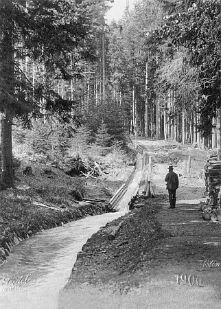 Fotografie z roku 1900 zachycuje ústí Jezerního potoka do Schwarzenberského kanálu a nese také Seidelovo firemní označení