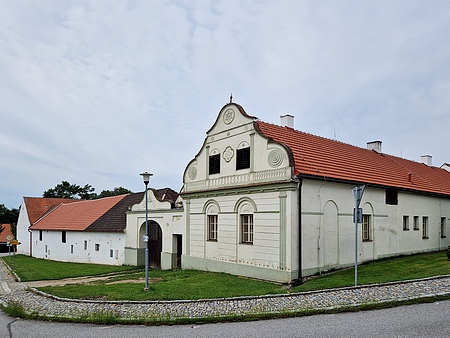 Rodný statek matčin v Plástovicích čp. 1 s možným monogramem jejího otce Josefa Janečka ve štítu (podle webových stránek obce patřila ovšem táž usedlost už v roce 1550 jistému Janu Janečkovi)