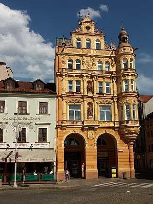 Ve druhém poschodí tohoto domu na českobudějovickém náměstí nad Café Central bydlil se svými rodiči od roku 1934 (v domě se narodil Norbet Frýd), než se v roce 1938 přestěhovali do Českého Krumlova (za války "Krummau an der Moldau"), kde měl otec založit pobočku Kreditanstallt der Deutschen