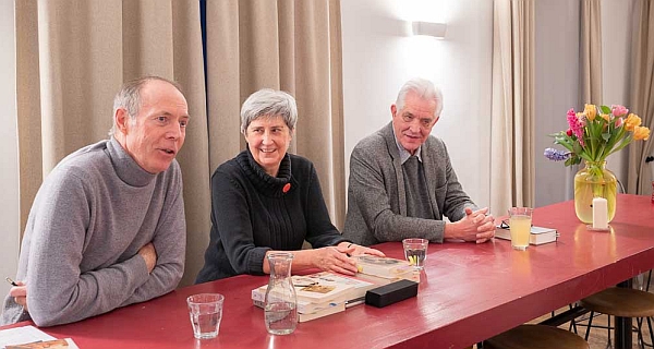 Sedí vpravo za jedním stolem s moderátorem Peterem Becherem a Susanne Hornfleckovou při prezentaci dvou nositelů Sudetoněmecké kulturní ceny v roce 2023
