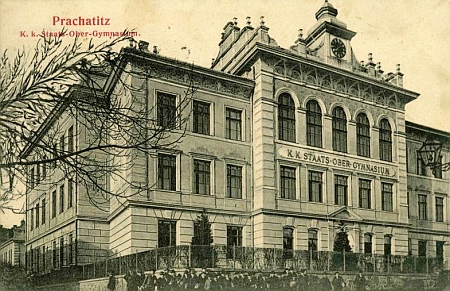 Prachatické gymnázium na pohlednici, vydané Johannem Hirschem