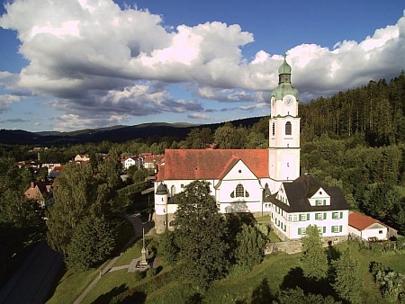 Pamětní deska na stěně farního kostela Jana Nepomuckého v Bavorské Železné Rudě