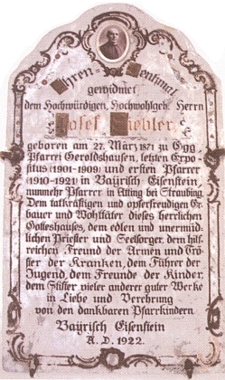 Pamětní deska na stěně farního kostela Jana Nepomuckého v Bavorské Železné Rudě