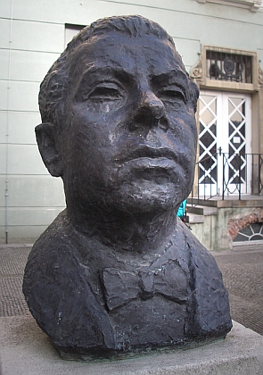 Památník Maxe Reinhardta před Německým divadlem v Berlíně