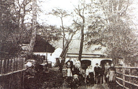 Marxtn Hof s obytným stavením i kaplí na snímku z doby někdy kolem roku 1920