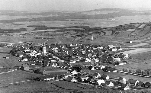 Městečko Přimda na pohlednici z doby kolem roku 1945 a letecký snímek po náletu amerických bobmardérů v dubnu 1945,
    který zničil celé historické jádro obce kromě kostela