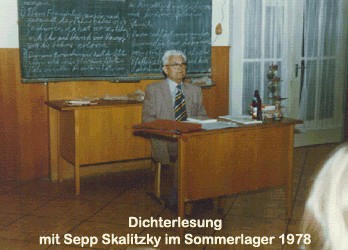 Čte ze svých knih v roce 1978 na letním táboře mladých v Lackenhäuser