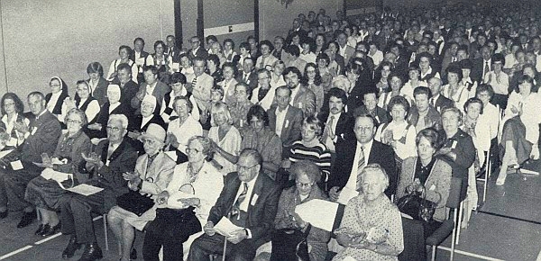 V září 1980 v Neukirchen beim Heiligen Blut sedí v prvé řadě hostí slavnosti 300. jubilea farnosti Červené Dřevo...