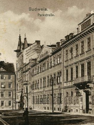Kongregační dům "U Svatého Josefa" v českobudějovické ulici Na Sadech, na výřezu pohlednice z přelomu 19. a 20. století a dnešní záběr z tamní kaple