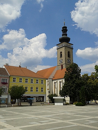 Soběslavské náměstí s děkanským kostelem sv. Petra a Pavla