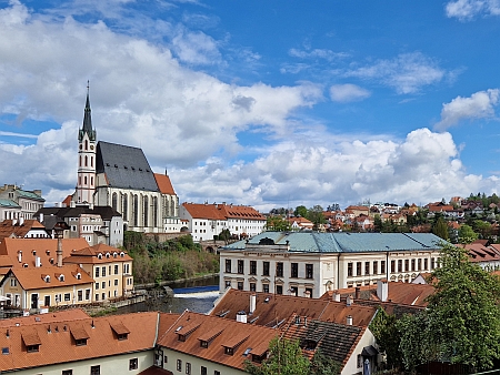 Budova školy na snímku, pořízeném od někdejšího Mickova fotoateliéru