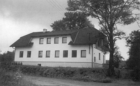 Někdejší škola v Klášterci na snímcích z let 1937, 1989 a přestavěná na penzion na fotografii z léta 2003