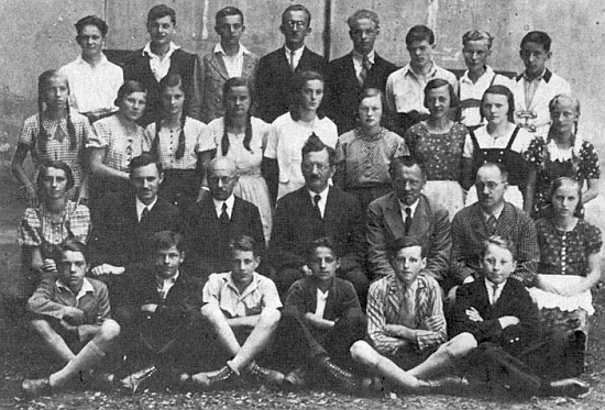 Mezi spolužáky z Vimperka ve školním roce 1934/35 stojí ve třetí řadě čtvrtá zleva