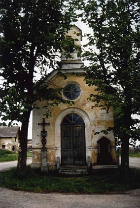Návesní kaple v Klášterci na snímcích z června roku 1989 a po její opravě