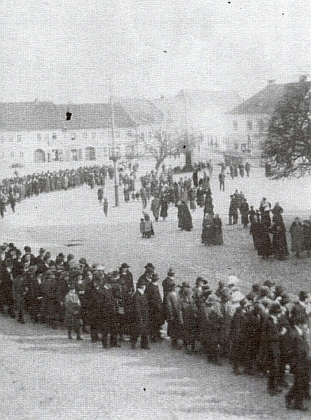 Dva snímky z dědečkova soběslavského pohřbu v roce 1924