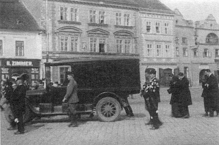 Dva snímky z dědečkova soběslavského pohřbu v roce 1924