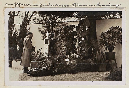 Kupodivu dost ojedinělý snímek Adolfa Hitlera u hrobu jeho rodičů v Leondingu