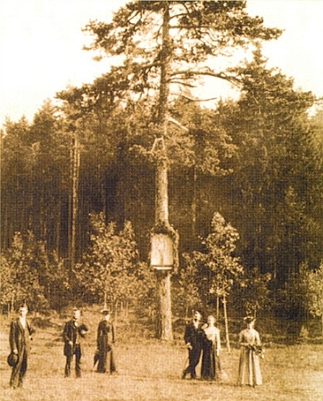 "Modrý obraz" na snímku s výletníky někdy kolem roku 1900