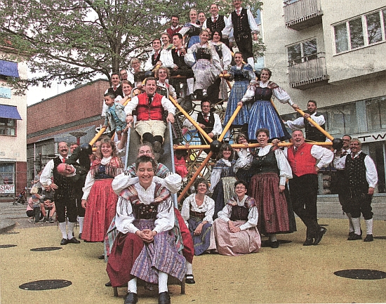 Snímek z vystoupení taneční skupiny na slavnosti Europeude ve Švédsku