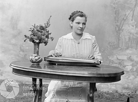 S citerou byla v Seidelově fotoateliéru v září 1917 vyfotografována Smitka Anna, Kuschwarda 26