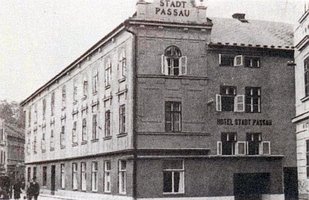 Hotel na jiném záběru, svědčícím o jeho velikosti