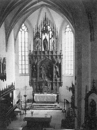 Hlavní oltář kostela sv. Filipa a Jakuba v Přední Výtoni na snímku Oswalda Sonnbergera ze srpna 1990