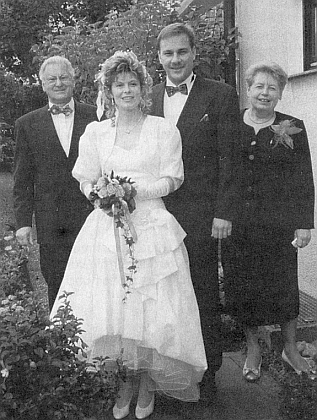 Manželé Sonnbergerovi v den svatby své dcery v září 1996