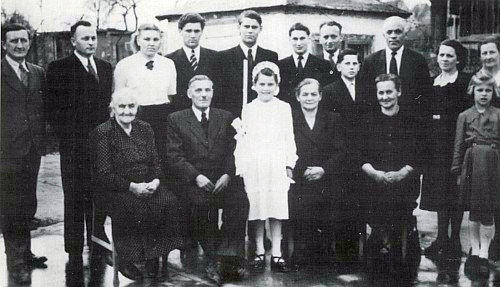Oswald Sonnberger na rodinném snímku z roku 1951 stojící šestý zleva