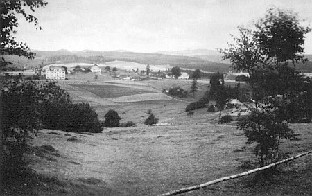 ... tento dům (zcela vpravo) patřil Hugo Sonnbergerovi a říkalo se tam "Fuxn-Hugo",
jinak domy v popředí snímku patřily už k rakouské osadě Guglwald