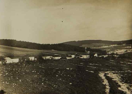 Dolní Markschlag, dnes zcela zaniklá Dolní Hraničná, na snímku z března 1933, vlepeném do téže kroniky