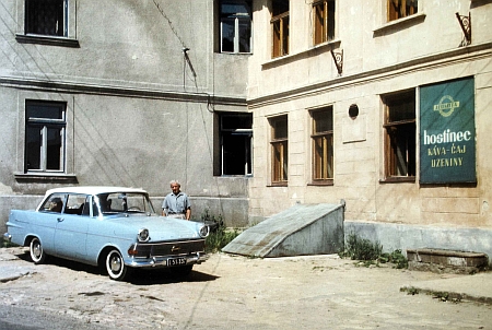 Před rodným domem v roce 1968 s prvním vlastním automobilem