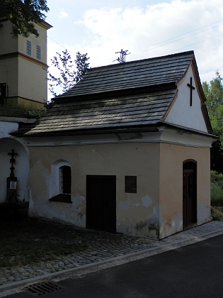Poutní kostel Panny Marie Sněžné v Kašperských Horách a blízká kaple Panny Marie Klatovské