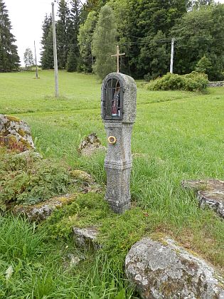 Boží muka při zaniklé osadě Kořenný u cesty na rovněž zaniklé Žlíbky (Röhrenberg)