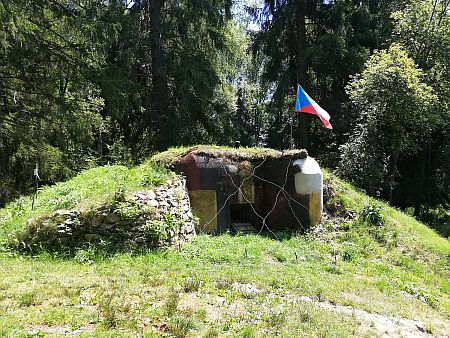 Jeden z bunkrů československého opevnění při železniční trati z Lenory do Volar, jak se se dochoval u Soumarského mostu