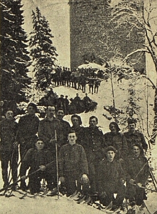 Absolventi vojenského lyžařského výcviku pod Kunžvartem v zimě roku 1923