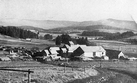 Salzerův mlýn v Řasnici, v pozadí lenorské nádraží